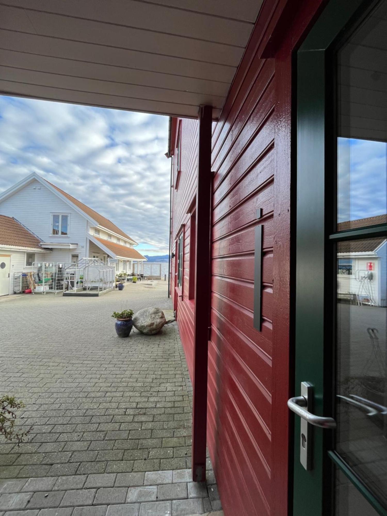 Sjoberg Hotell Og Ferie Leiligheter Østhusvik Kültér fotó