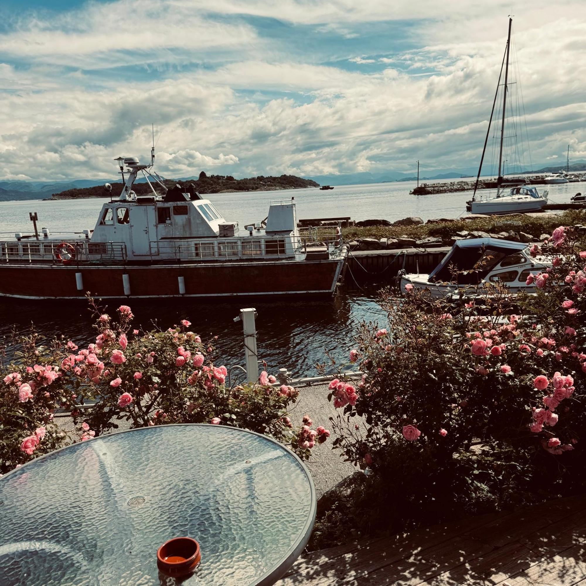 Sjoberg Hotell Og Ferie Leiligheter Østhusvik Kültér fotó
